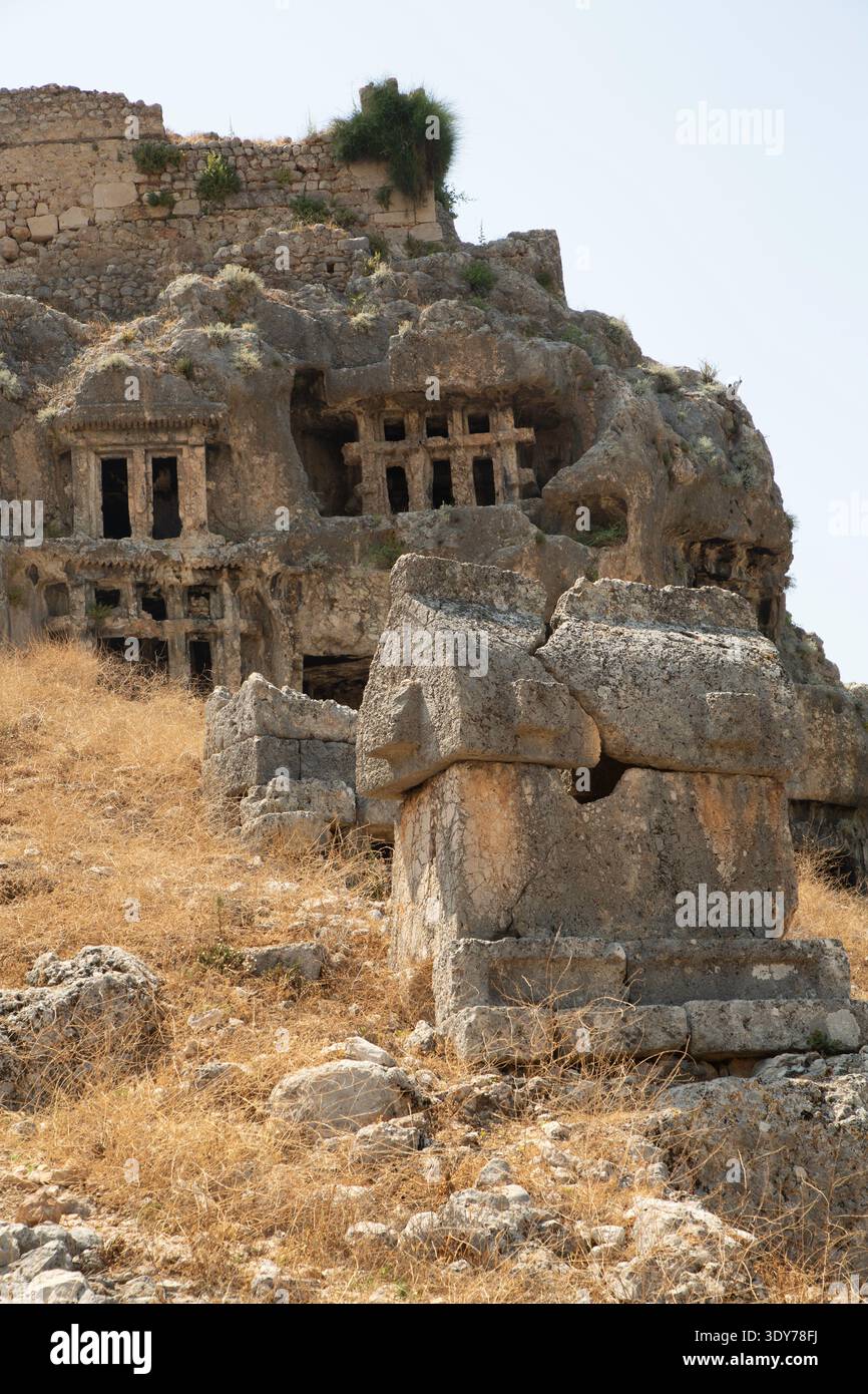 Esplorando l'antico sarcofago liciano e le tombe rupestri dal IV secolo a.C. al III secolo d.C. nella provincia di Mugla, Turchia Foto Stock