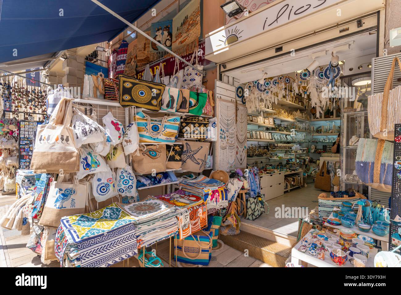 Il negozio di souvenir espone oggetti di artigianato locale nel centro della città nelle giornate di sole a Creta, Grecia Foto Stock