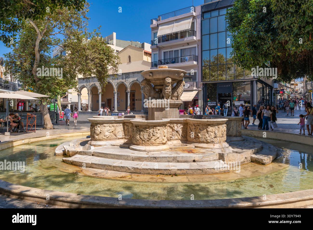 La fontana Morosini attira folle in una giornata di sole a Heraklion, Creta, Grecia Foto Stock
