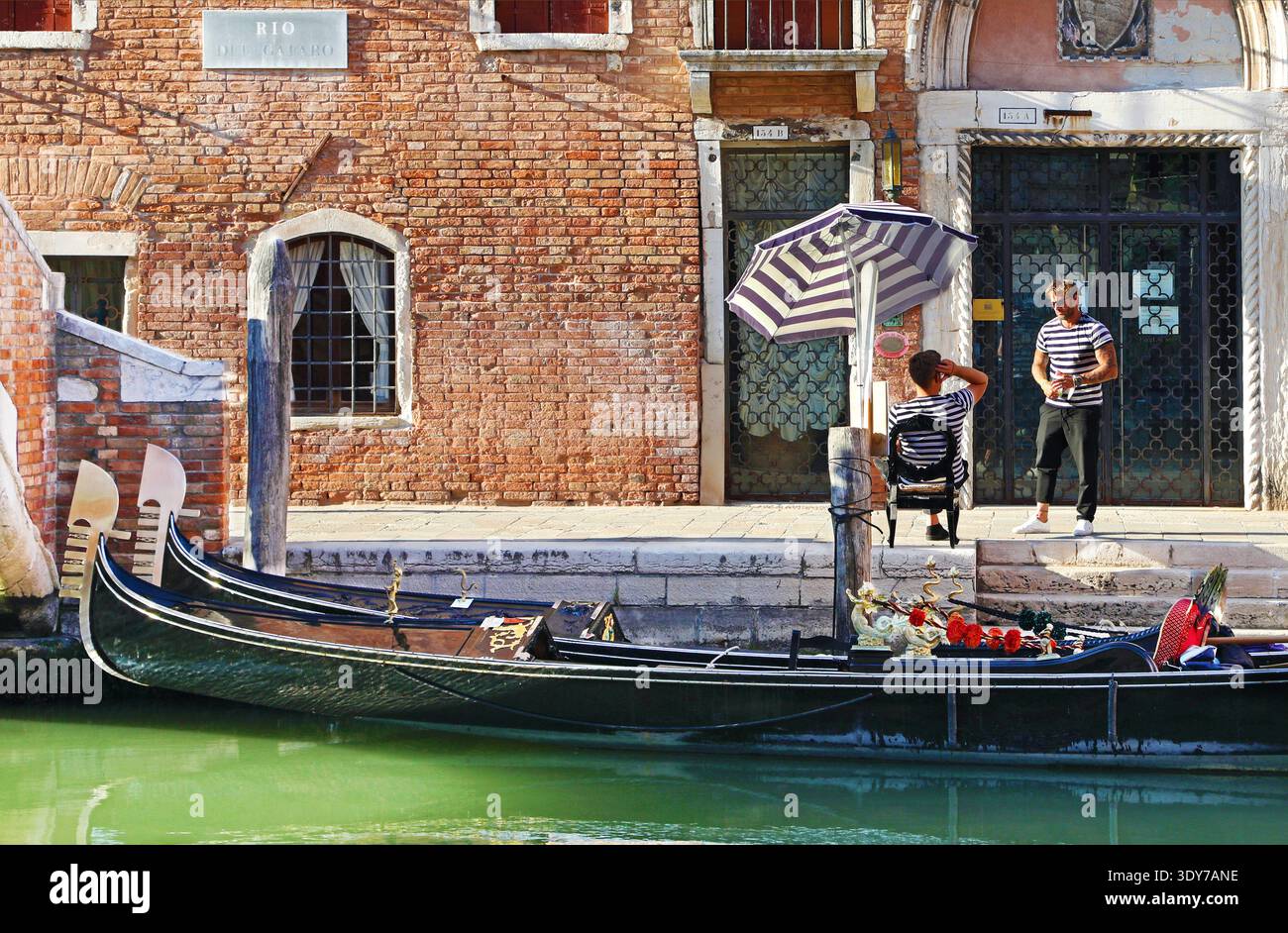 Gondolieri in attesa per i turisti a Venezia Foto Stock