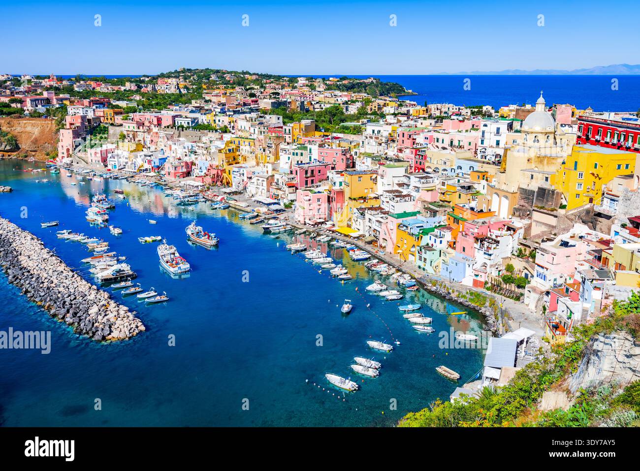 Procida, Italia. Vista panoramica del bellissimo villaggio di case colorate e delle isole Flegrei vicino a Napoli, Campania. Foto Stock