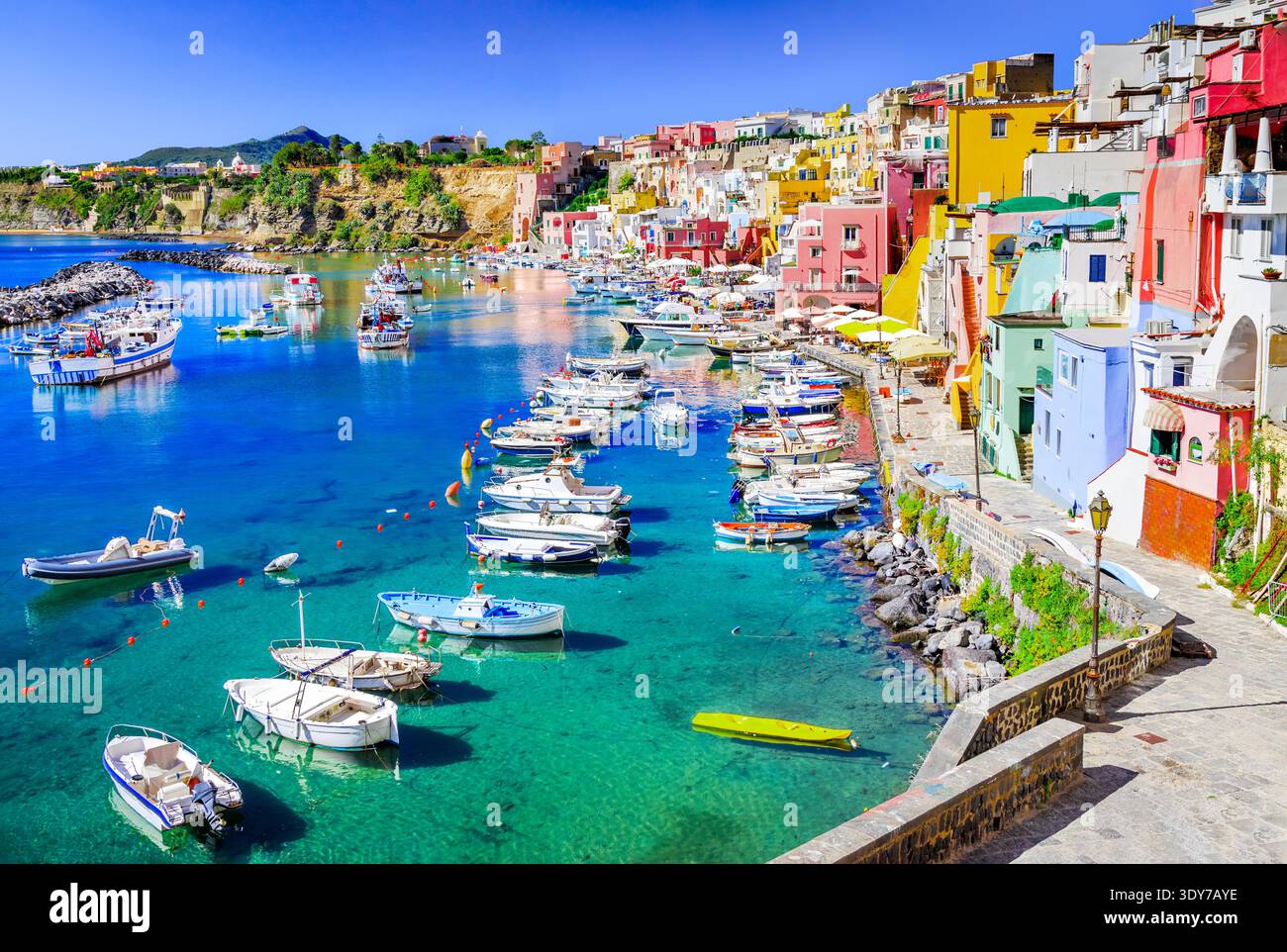 Procida, Italia. Vista panoramica del bellissimo villaggio di case colorate e delle isole Flegrei vicino a Napoli, Campania. Foto Stock