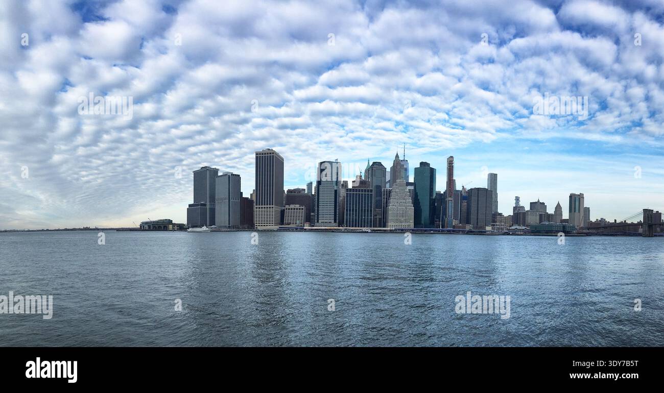 Skyline di Manhattan sotto un cielo invernale blu con nuvole patinate, New York, USA, gennaio 2019 Foto Stock