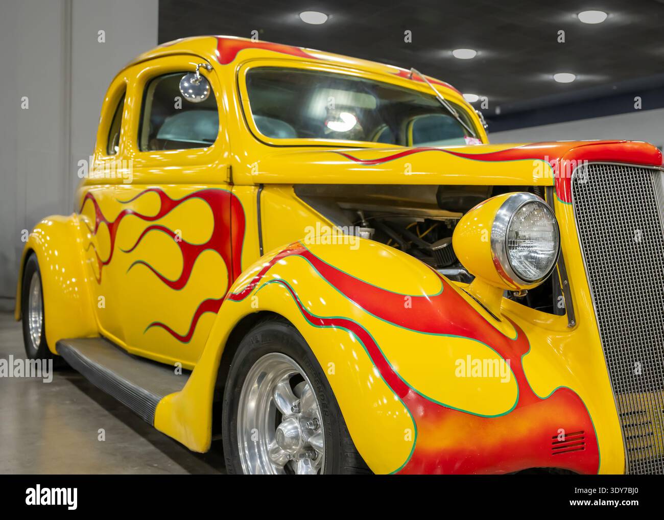 DETROIT, mi/USA - 27 febbraio 2026: Un'auto Ford del 1935 con fiamme, a Detroit Autorama. Foto Stock