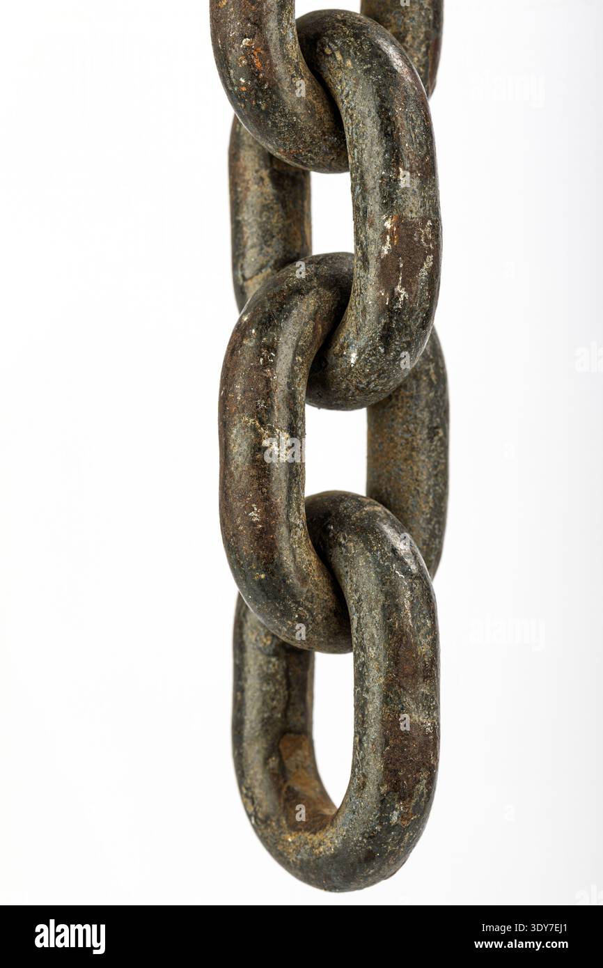 Catena arrugginita maglia metallica catena pesante dettaglio industriale struttura primo piano concetto di resistenza oggetto isolato superficie soggetta a agenti atmosferici superficie corrosiva retro bianco Foto Stock
