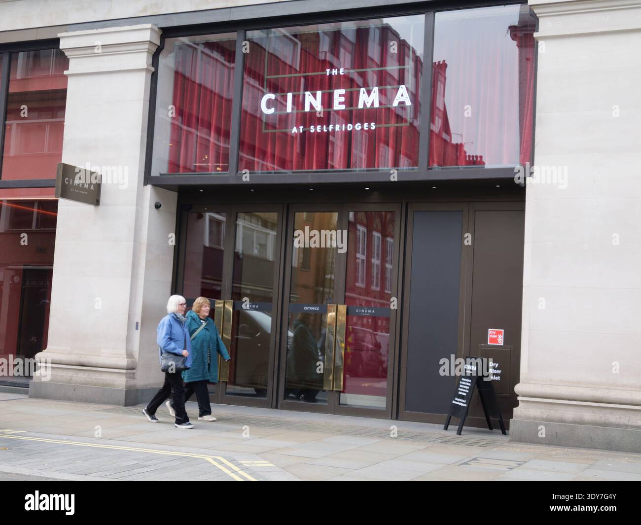 Vista esterna della strada dedicata all'ingresso al Cinema di Selfridges, situata al 40 di Duke Street a Marylebone, Londra. Situato all'interno dell'iconico grande magazzino di 300 m di espansione di Duke Street progettato da David Chipperfield Architects Foto Stock