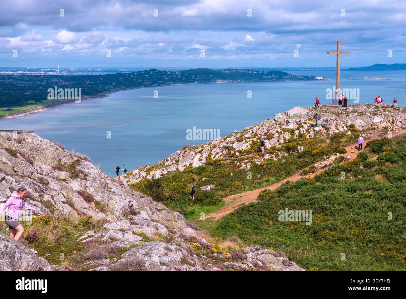 Gli escursionisti vicino alla vetta attraversano Bray Head, affacciati sulla baia di Dublino e sul Mare d'Irlanda, contea di Wicklow, Irlanda. Foto Stock