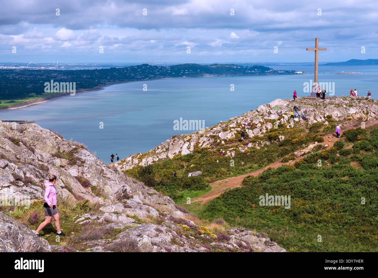 Gli escursionisti vicino alla vetta attraversano Bray Head, affacciati sulla baia di Dublino e sul Mare d'Irlanda, contea di Wicklow, Irlanda. Foto Stock