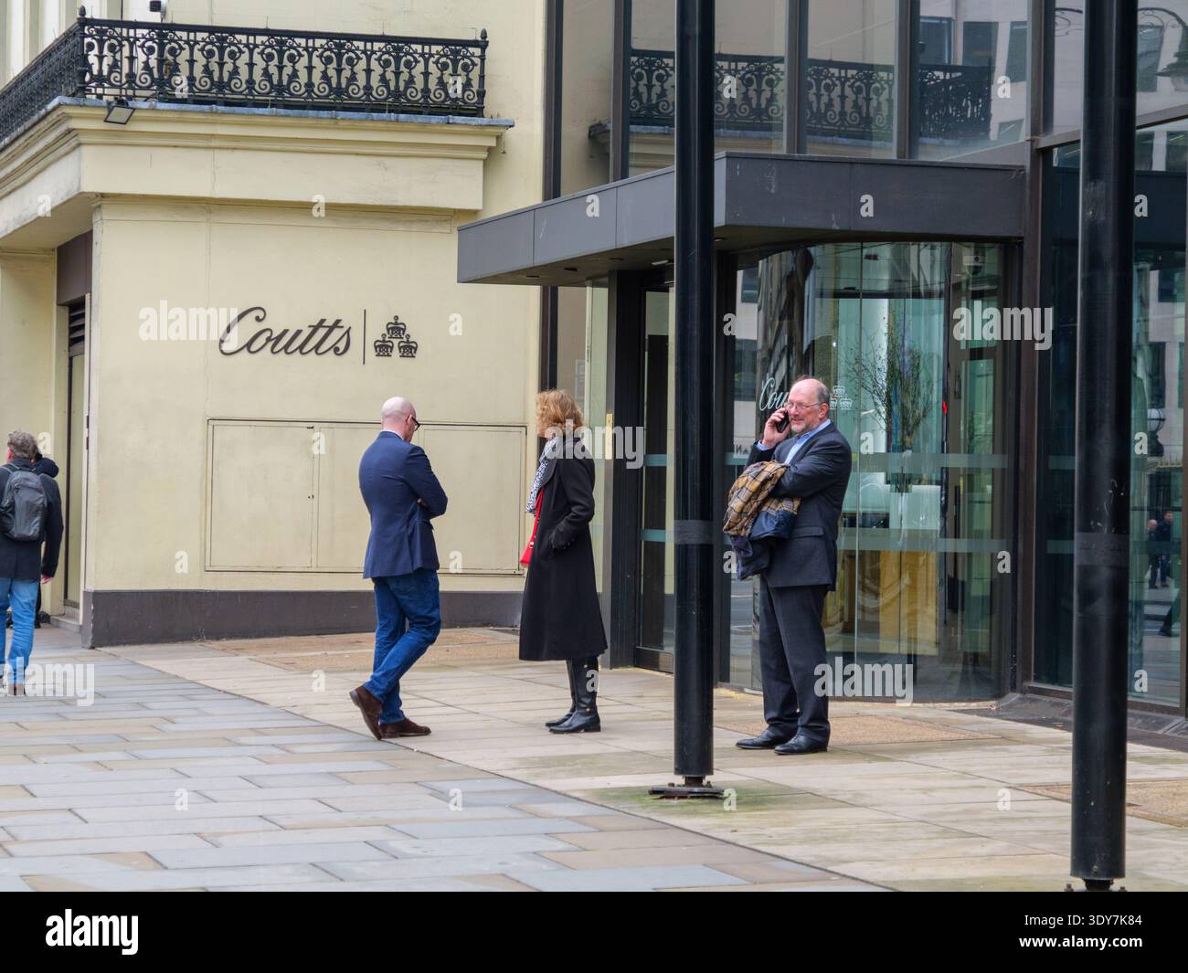 Professionisti e lavoratori cittadini ben vestiti e adatti si riuniscono fuori dalla prestigiosa sede di Coutts & Co. Al 440 The Strand, Londra, nel febbraio 2026. Fondata nel 1692, Coutts è una delle banche private più esclusive al mondo, che richiede ai clienti di mantenere almeno 1 milione di sterline in attività investibili Foto Stock