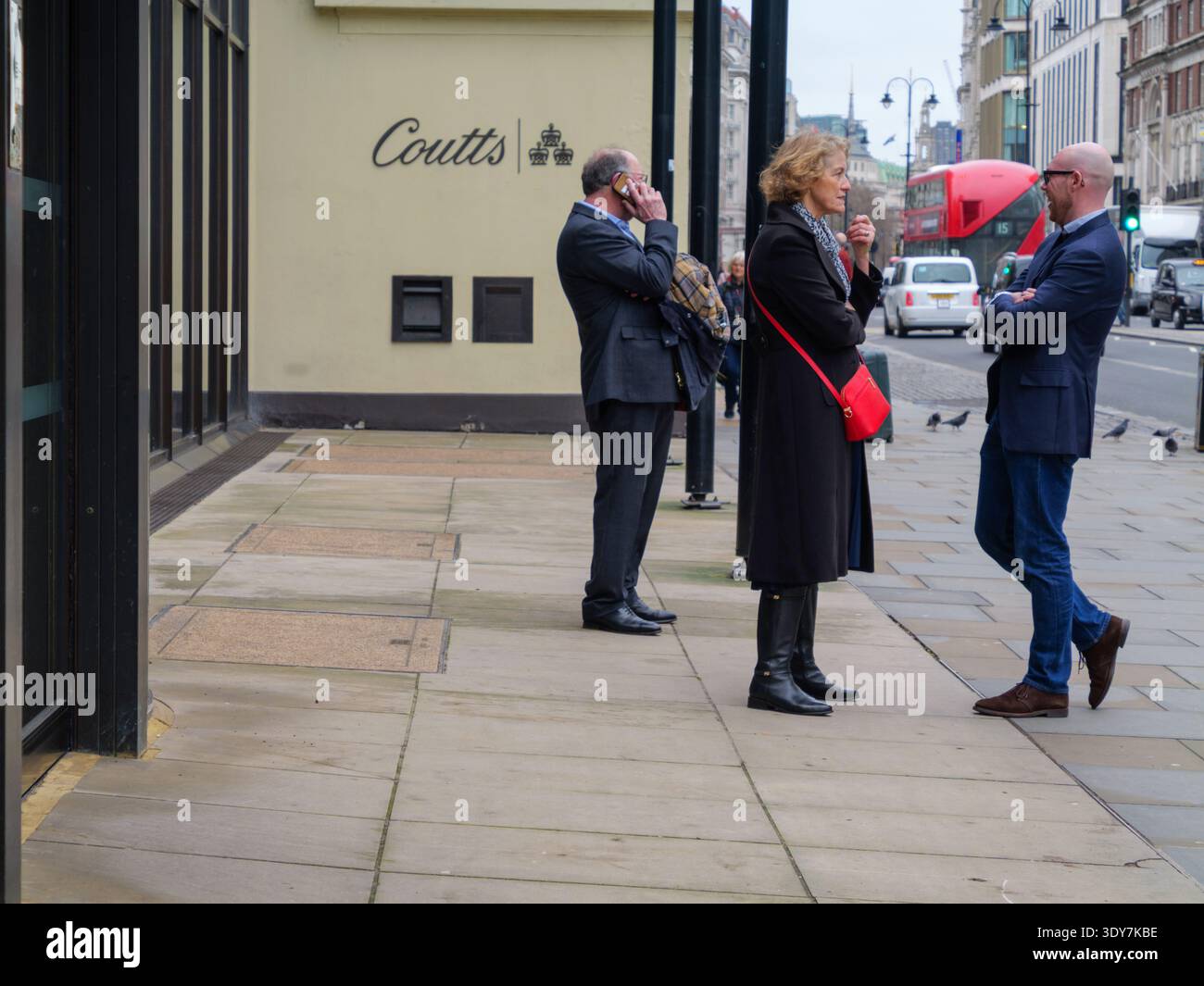 Professionisti e lavoratori cittadini ben vestiti e adatti si riuniscono fuori dalla prestigiosa sede di Coutts & Co. Al 440 The Strand, Londra, nel febbraio 2026. Fondata nel 1692, Coutts è una delle banche private più esclusive al mondo, che richiede ai clienti di mantenere almeno 1 milione di sterline in attività investibili Foto Stock