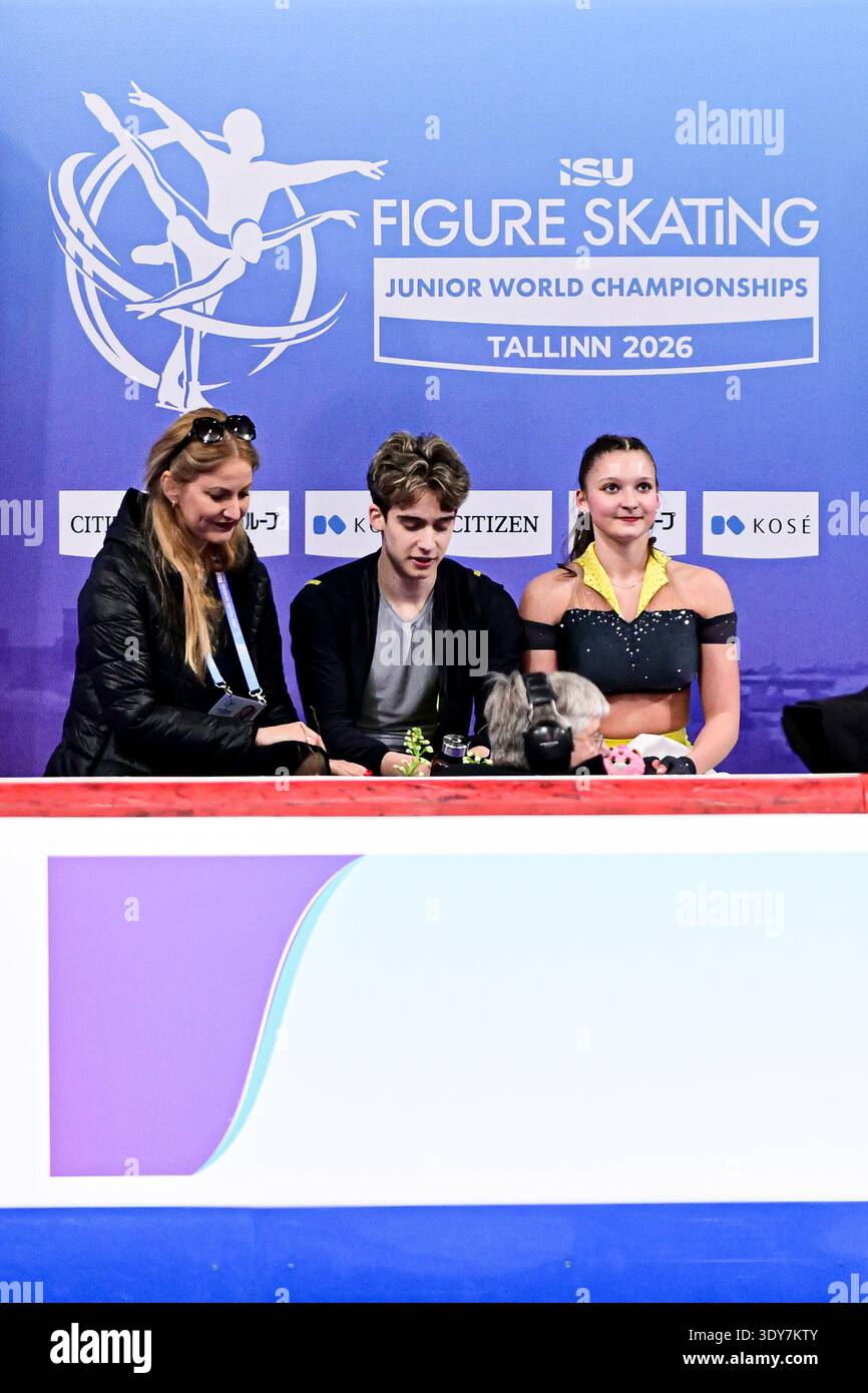 Villo mira SZILAGYI & Istvan JARACS (HUN), al Kiss & Cry, durante la Junior Ice Dance Rhythm Dance, ai Campionati del mondo juniores di pattinaggio di figura ISU 2026, al Tondiraba Ice Hall, il 6 marzo 2026 a Tallinn, Estonia. Crediti: Raniero Corbelletti/AFLO/Alamy Live News Foto Stock