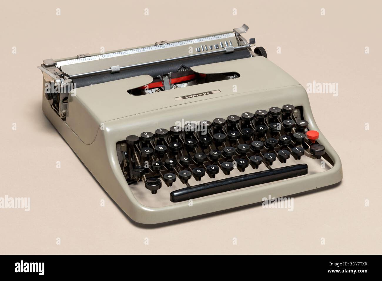 Milano, Lombardia, Italia - 2 novembre 2024: Macchina da scrivere portatile Olivetti Lettera 22 del 1950 che rappresenta la comunicazione e la storia retrò. Mostrato a C. Foto Stock