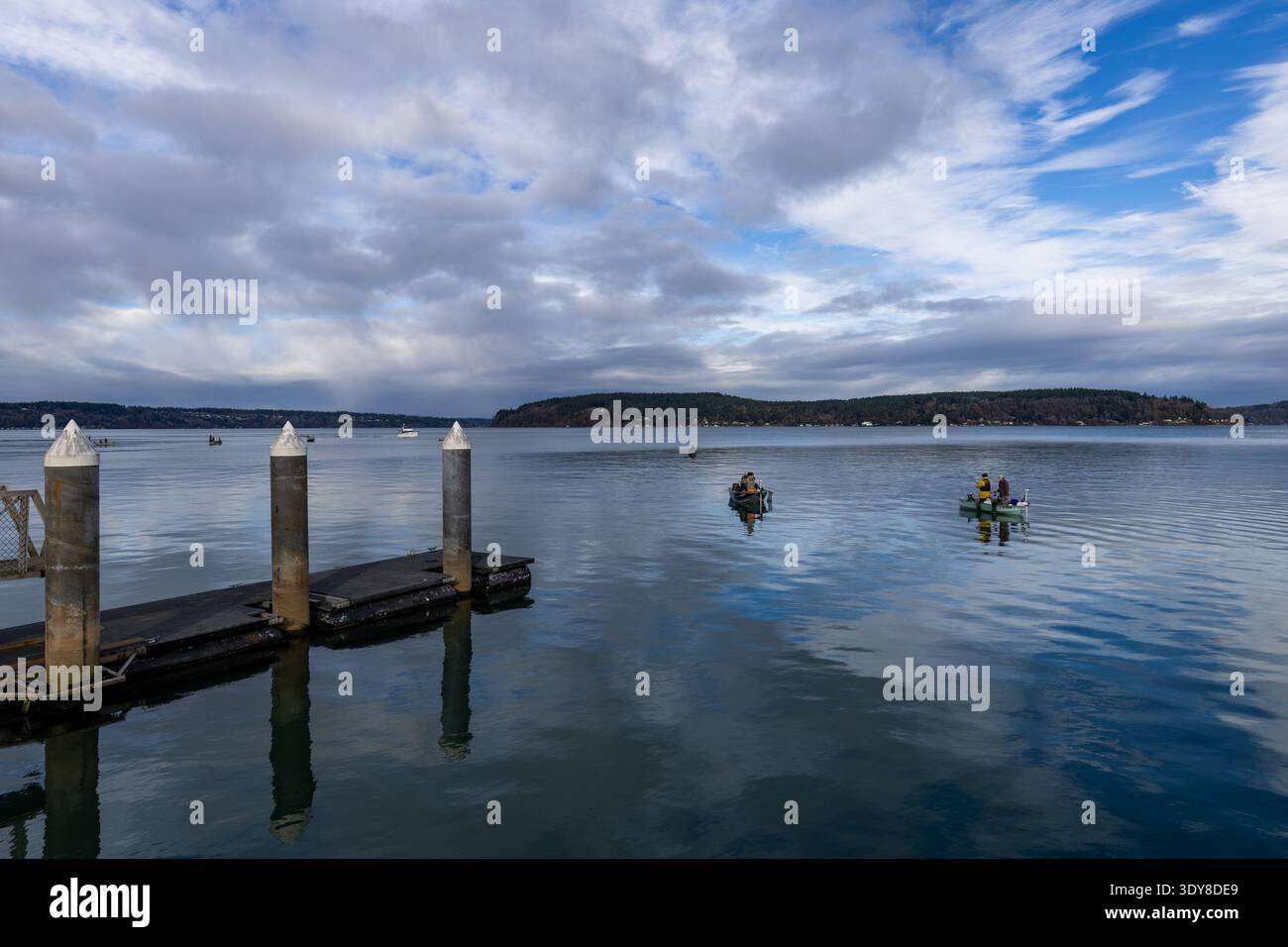 TACOMA, Washington - 21 DICEMBRE 2025: I pescatori nativi americani esercitano i diritti di pesca nella baia di Begincement vicino a Point Defiance in una mattina d'inverno Foto Stock