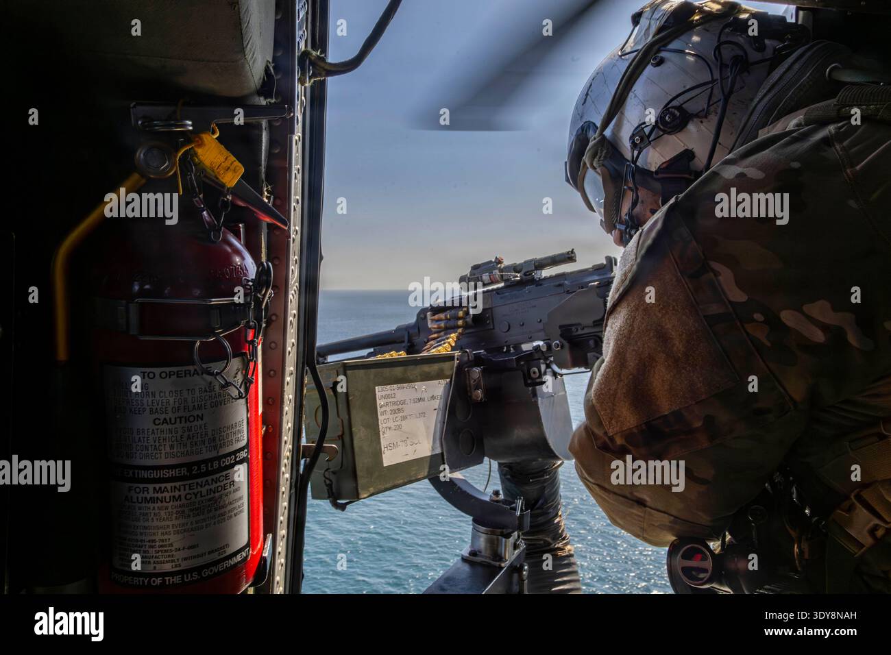 Un marinaio della Marina degli Stati Uniti conduce operazioni di volo su un elicottero MH-60S Sea Hawk, attaccato all'Helicopter Sea Combat Squadron (HSC) 14, sopra la portaerei classe Nimitz USS Abraham Lincoln (CVN 72) a supporto dell'operazione Epic Fury, 3 marzo 2026. (Foto della Marina degli Stati Uniti) Foto Stock