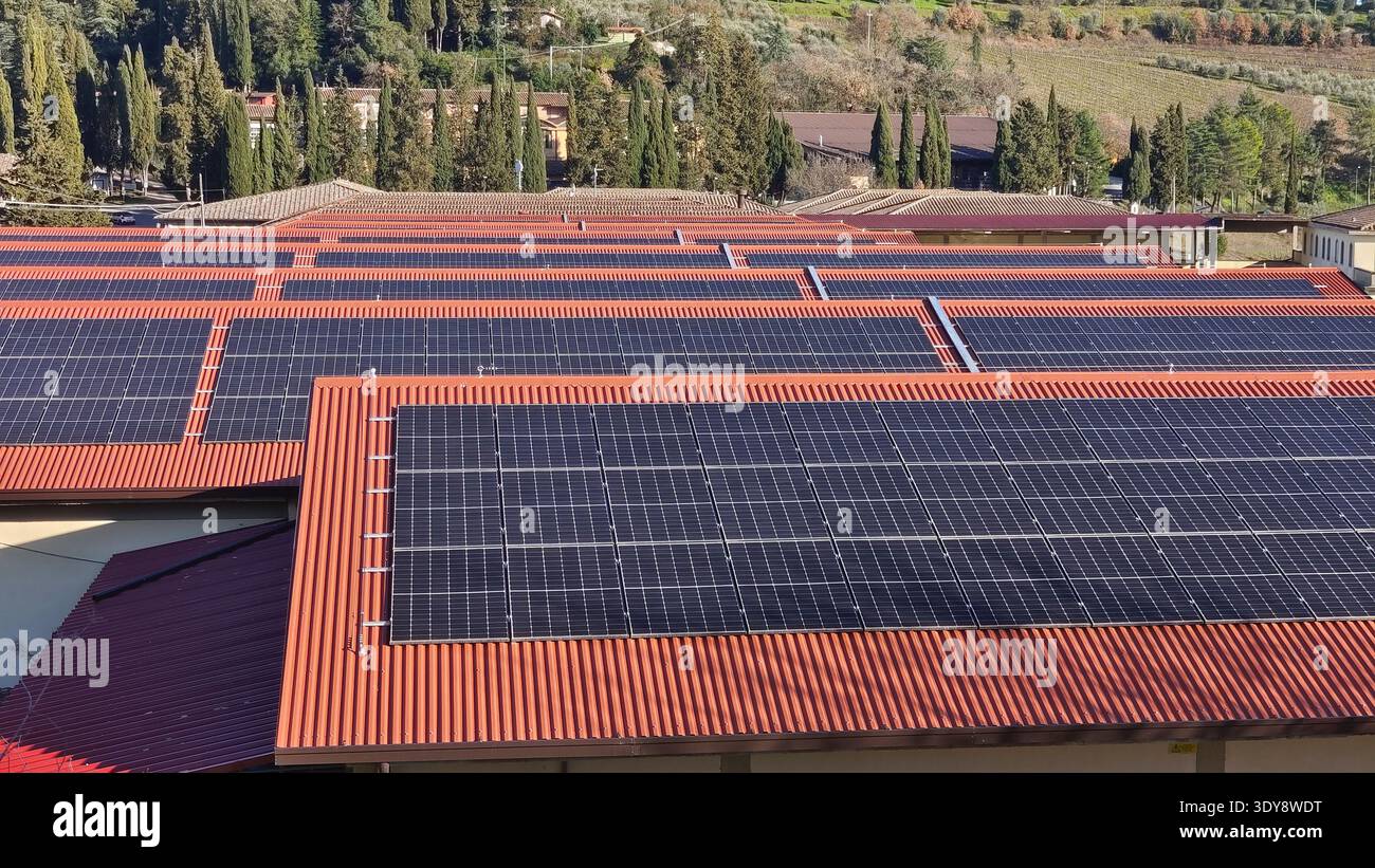 Pannelli solari che coprono più tetti in toscana, italia, generando elettricità pulita Foto Stock