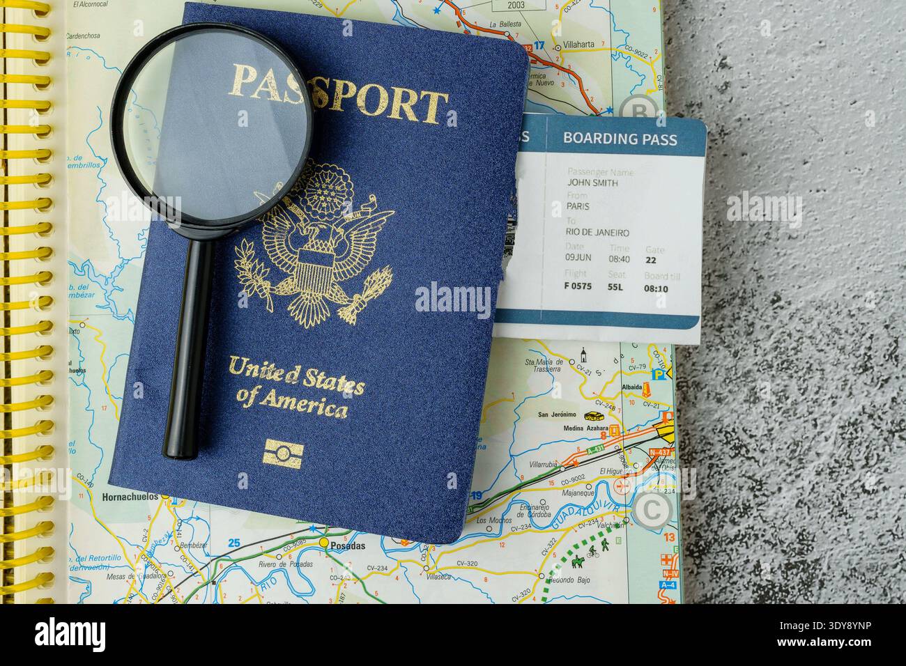 Passaporto blu degli Stati Uniti con carta d'imbarco su superficie grigia testurizzata, vista dall'alto verso il basso, concetto di viaggio Foto Stock