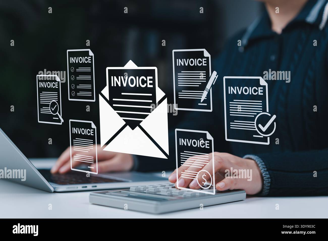 Gestione digitale delle fatture e concetto di fatturazione elettronica. Persona che utilizza la calcolatrice e il computer portatile per elaborare fatture elettroniche, tasse, fatturazione, documenti finanziari Foto Stock