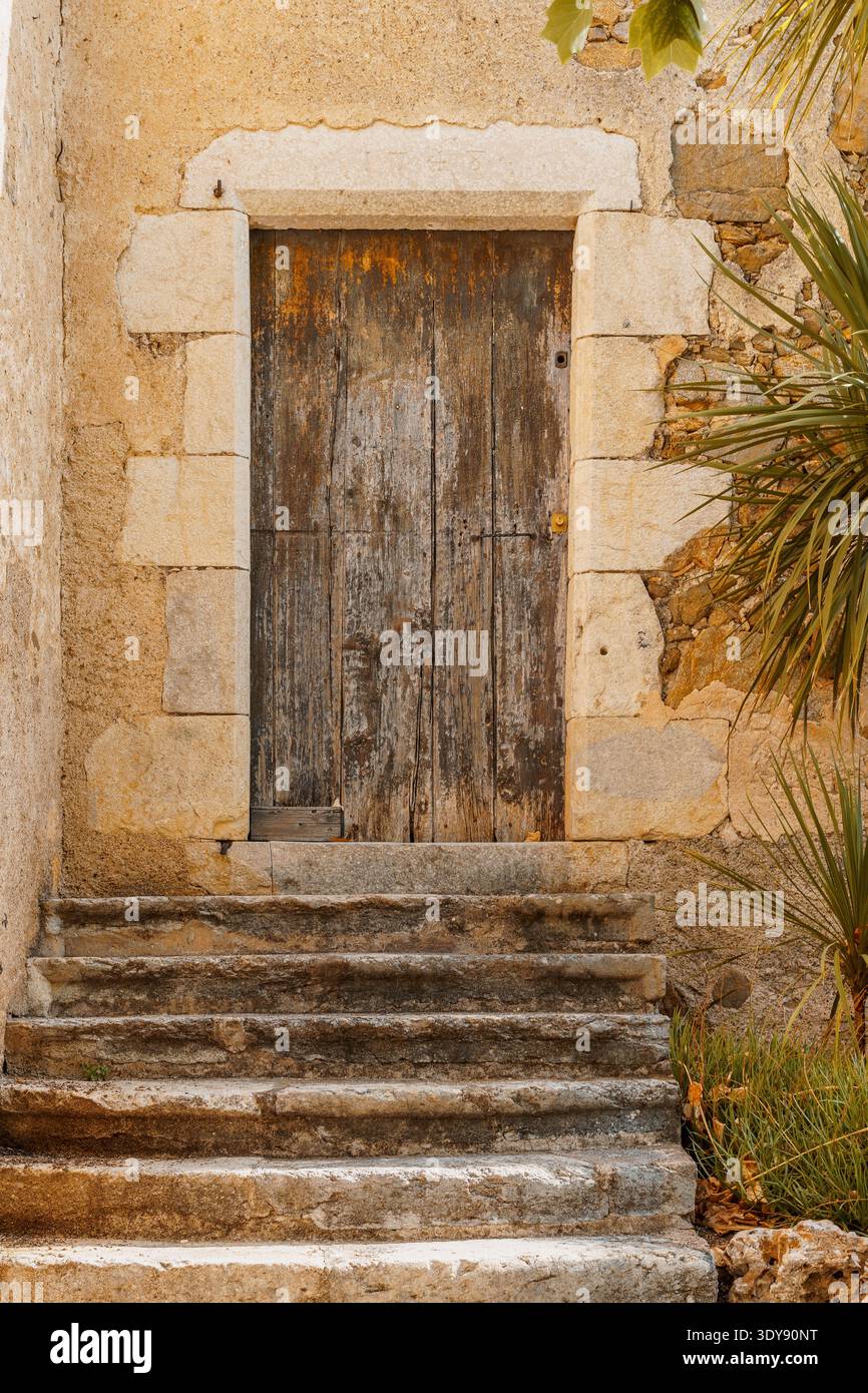 Vecchia porta rustica in legno e scale che conducono ad una fattoria Foto Stock