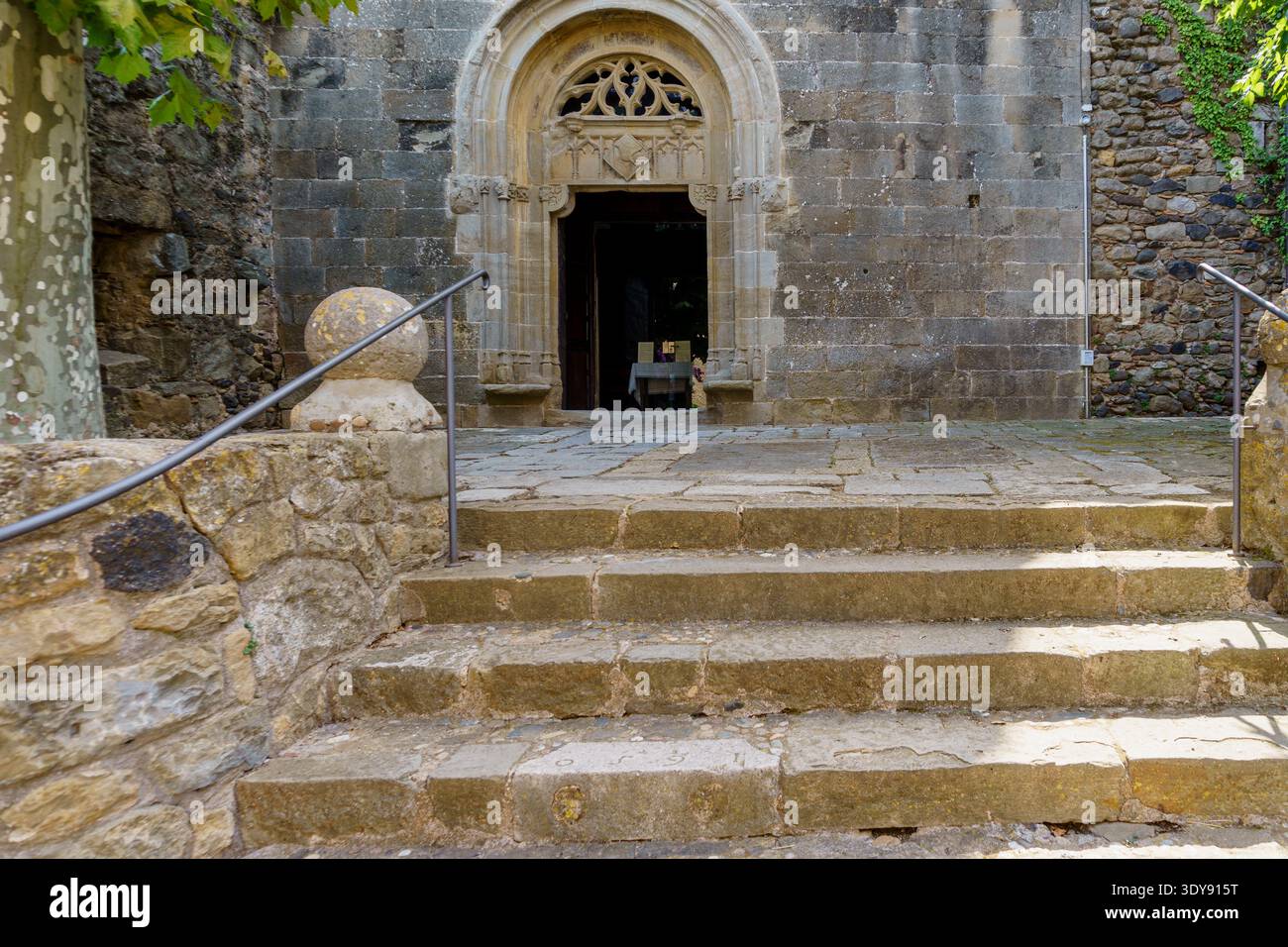 La parrocchia di Sant Pere a Púbol, Púbol è un villaggio del comune di la Pera, nella contea di Baix Empordà, nella provincia di Girona, Catalogna, Foto Stock