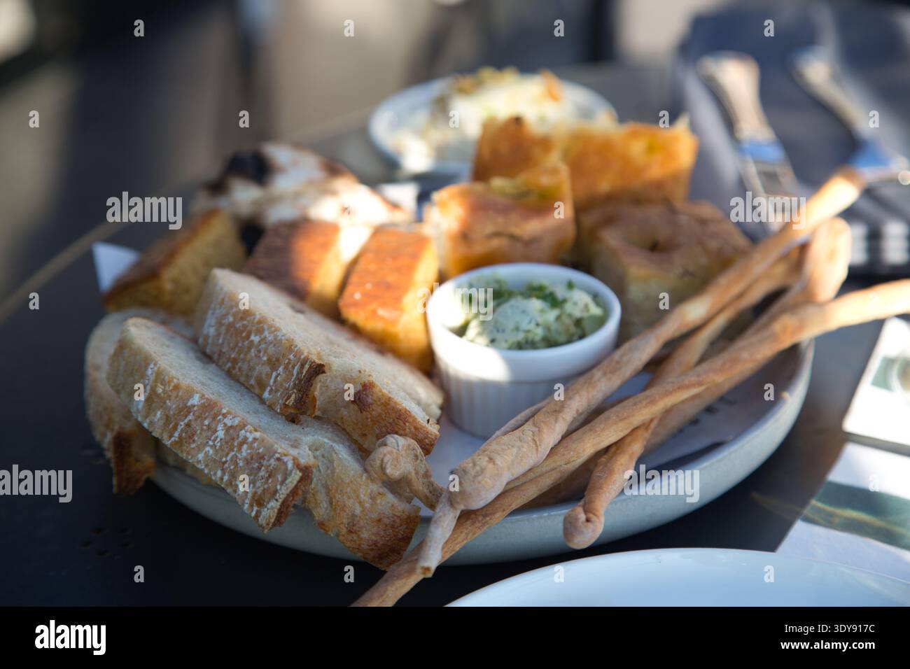Deliziosi antipasti turchi su piatto, con pane, formaggio e salse. Foto Stock