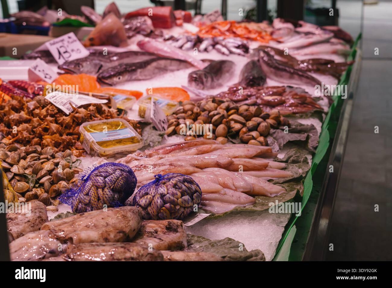Pesce in vendita al mercato. Pesce fresco per una dieta sana pesce in vendita in una bancarella di mercato. Pesce fresco per una dieta sana Foto Stock