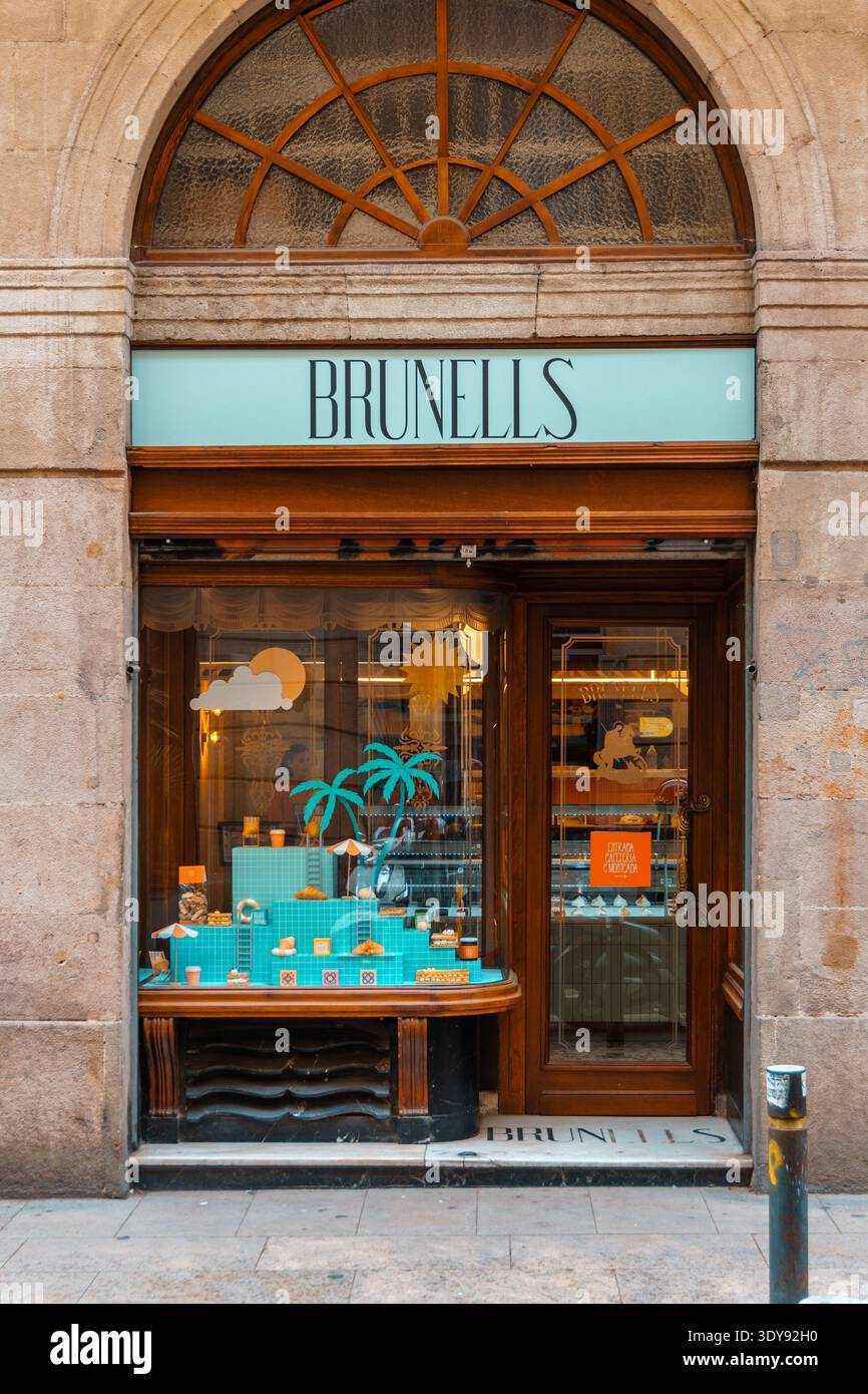 Barcellona, Spagna - 18 agosto 2022. Logo e ingresso alla vecchia pasticceria Brunells a Barcellona, Spagna. Foto Stock