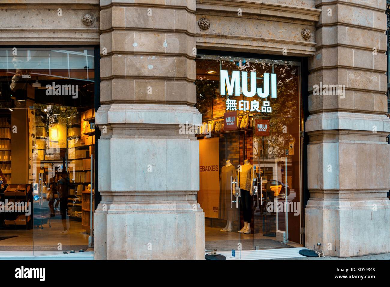 Barcellona, Spagna - 18 agosto 2022. Logo e facciata di Muji, una catena di vendita al dettaglio giapponese specializzata in prodotti a marchio privato. propri prodotti con d. semplificato Foto Stock
