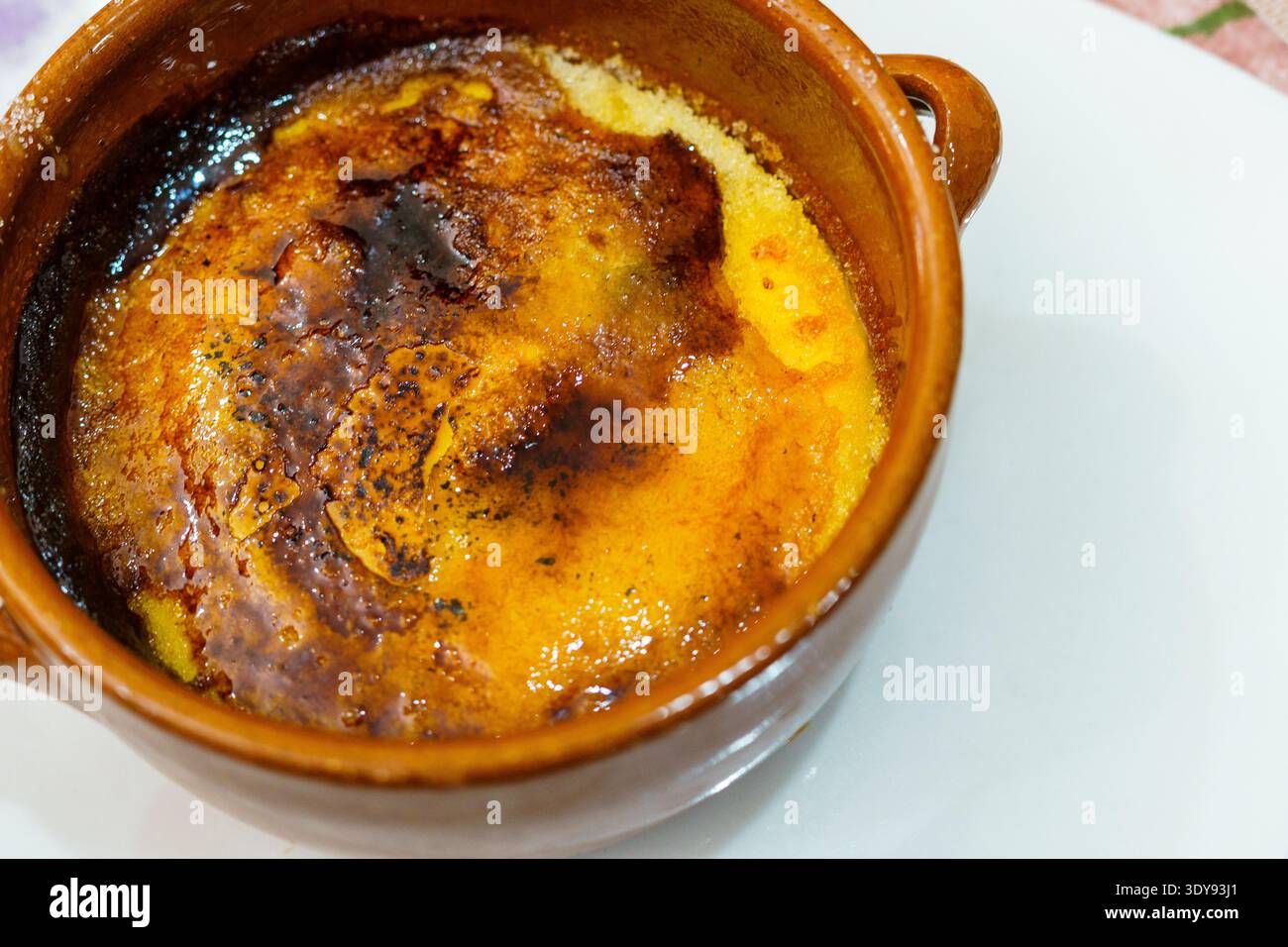 Crema catalana, dolce tipico della cucina catalana simile alla crème brûlée francese. Crema pasticcera con tuorlo d'uovo e uno strato di zucchero caramellato Foto Stock