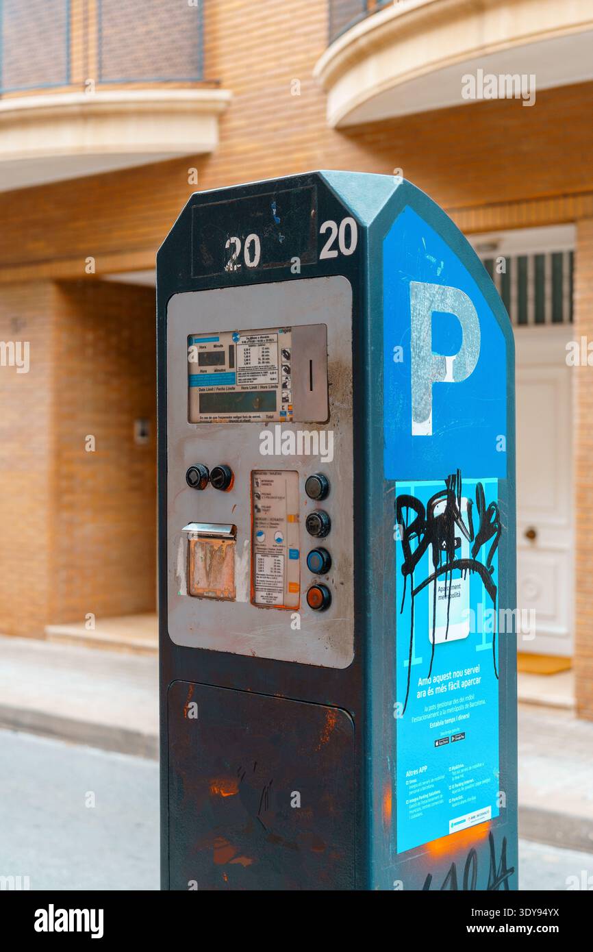 Badalona, Spagna - 11 settembre 2022. Il parchimetro è un dispositivo situato su strade pubbliche. La sua funzione è quella di raccogliere denaro in cambio del diritto di p Foto Stock