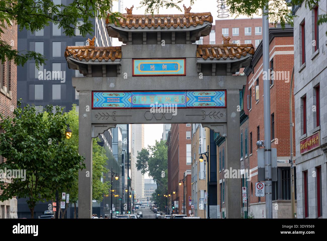 Montreal, Canada - 2 agosto 2025: Ingresso Chinatown vista sulla strada di Montreal Foto Stock