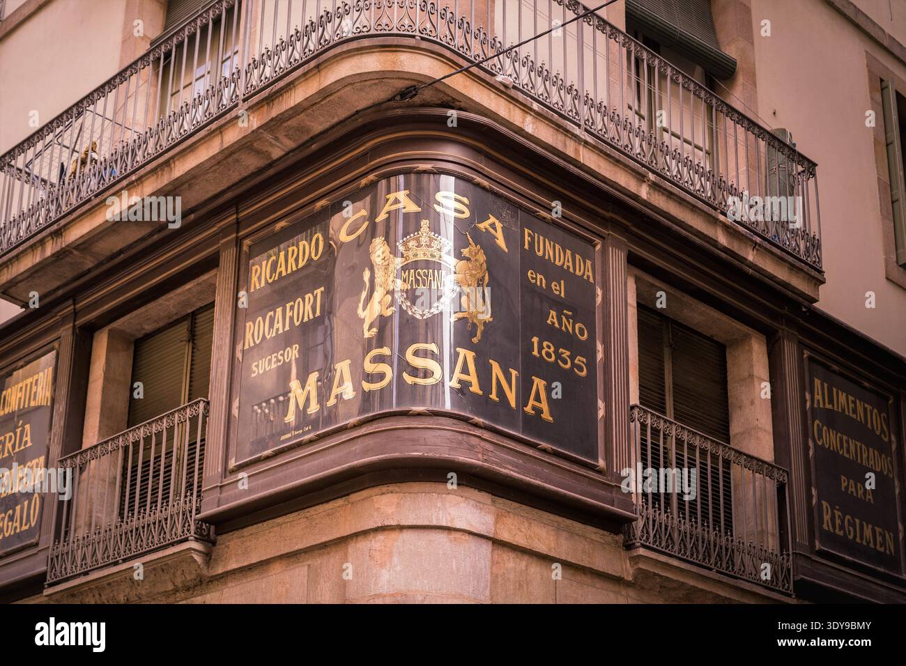 Barcellona, Spagna - 7 dicembre 2022. Insegna del negozio di antiquariato su un edificio modernista a Barcellona, Spagna. Foto Stock