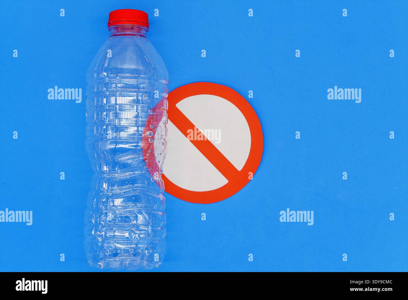 Bottiglia d'acqua monouso in plastica. Non consumare plastica non biodegradabile. Copia spazio. Cablaggio superiore Foto Stock