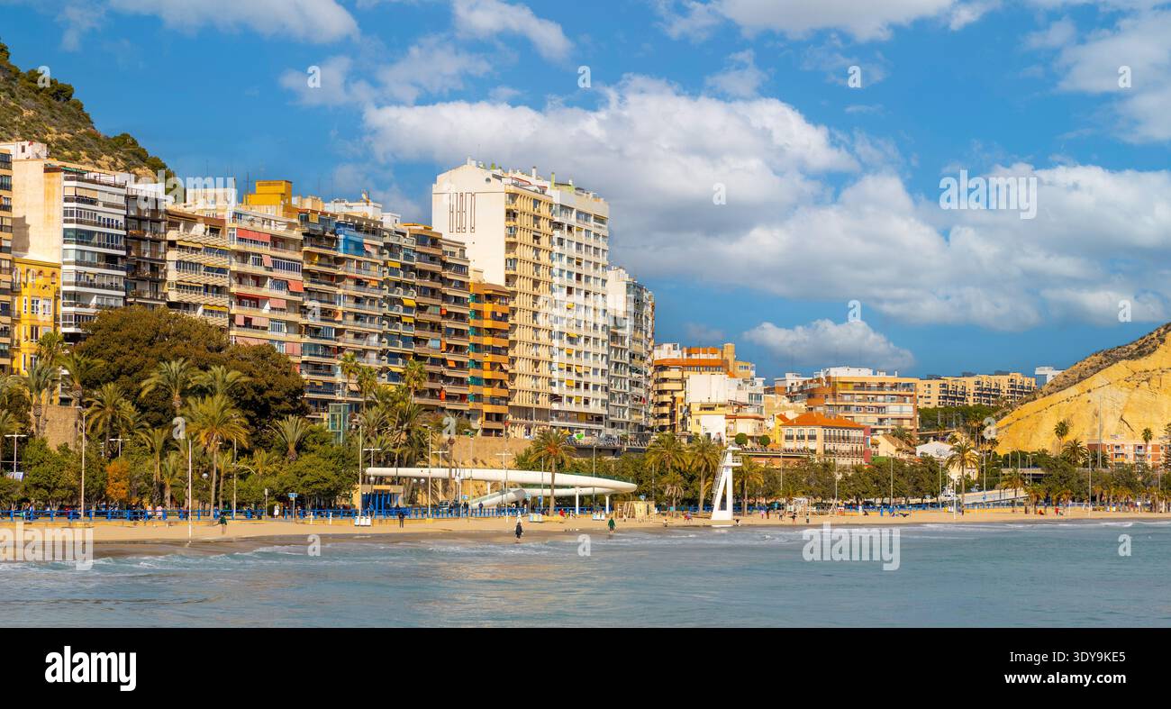 Alicante, Spagna - 20 gennaio 2026: Vista panoramica del paesaggio urbano metropolitano con progetti di hotel e appartamenti lungo il porto mediterraneo sul mare Foto Stock