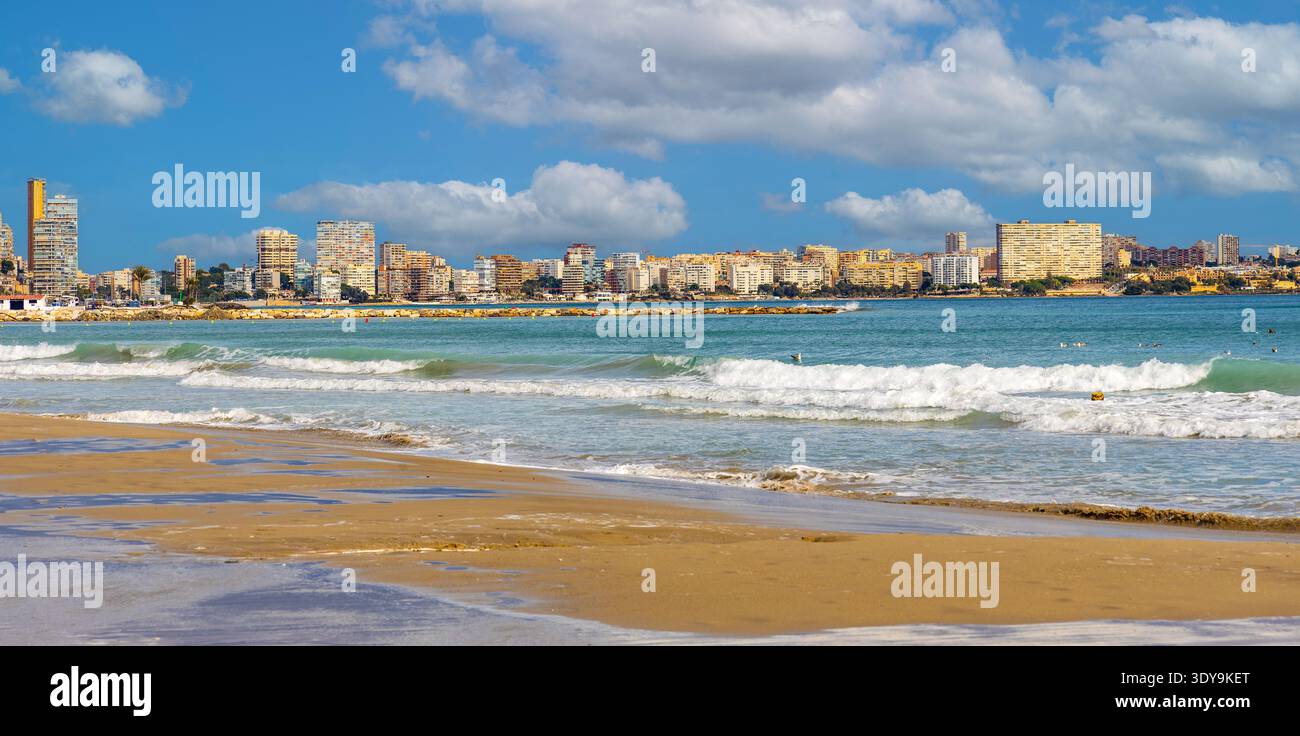Alicante, Spagna - 20 gennaio 2026: Vista panoramica del paesaggio urbano metropolitano con le torri del porto mediterraneo di Cape de l'Horta Foto Stock