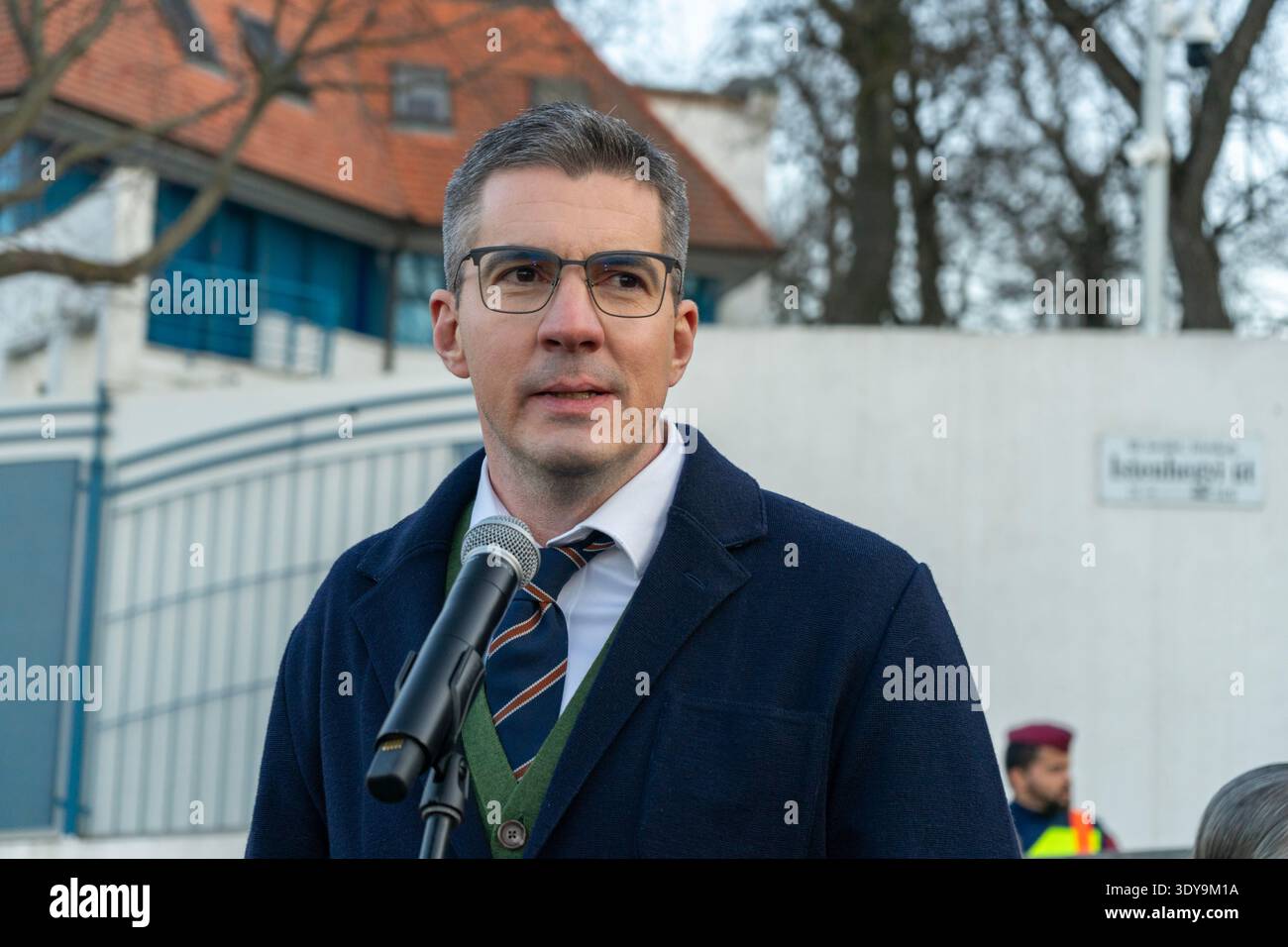 Máté Kocsis, leader del gruppo parlamentare Fidesz, interviene in una protesta fuori dall'ambasciata Ucraina a Budapest. Foto Stock
