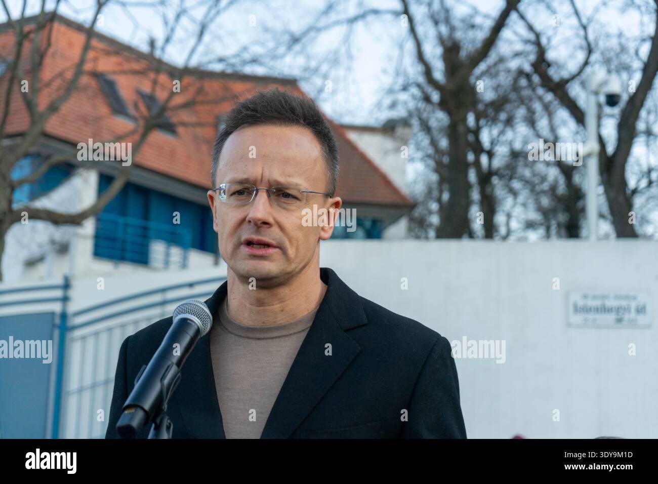 Relatore in una protesta fuori dall'Ambasciata Ucraina a Budapest: Péter Szijjártó si rivolge ai manifestanti. Foto Stock