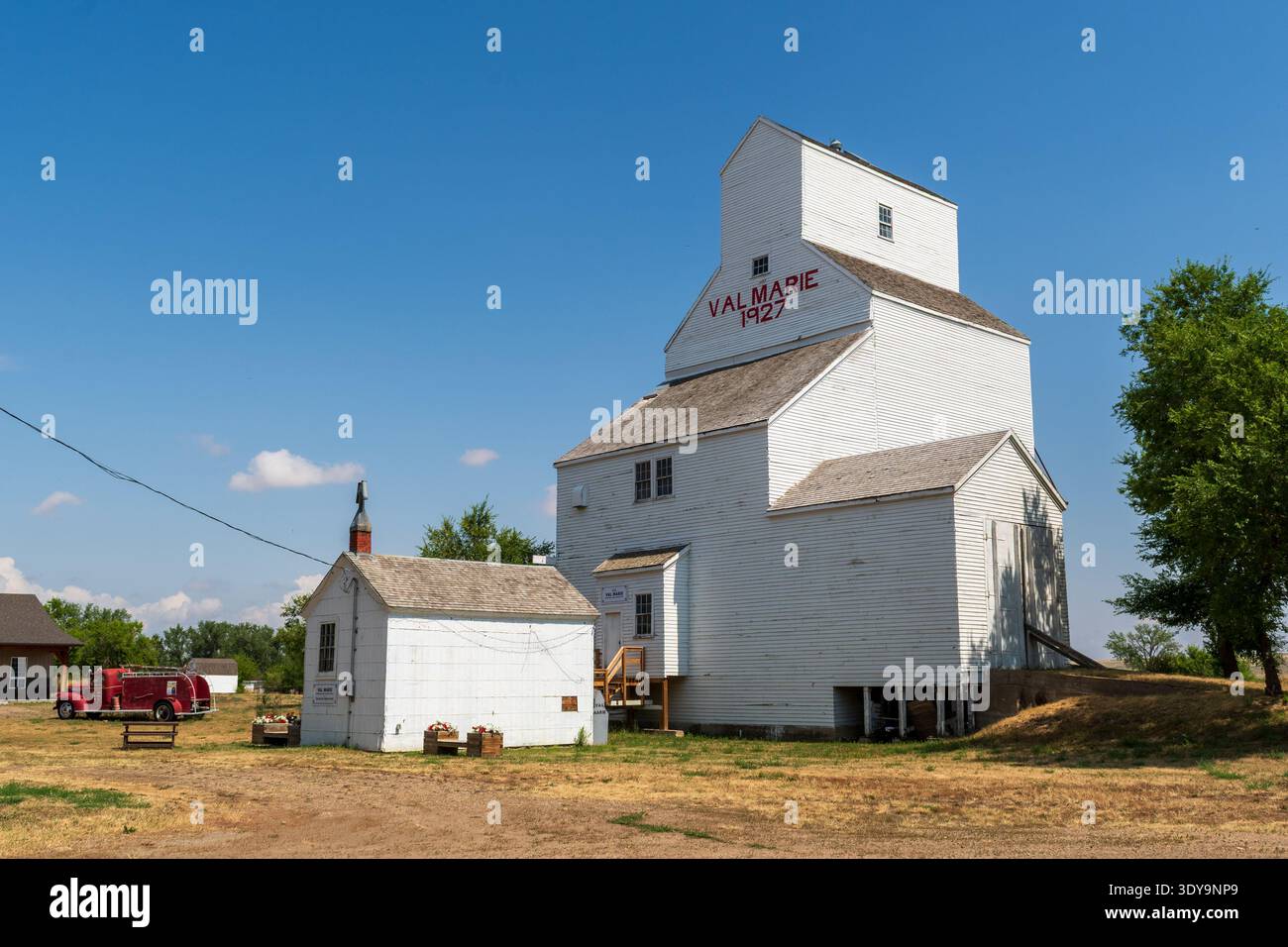 Val Marie, SK CANADA - 05 AUG 2024: Val Marie's Classic Grain Elevator che si innalza sopra le pianure del Saskatchewan Foto Stock