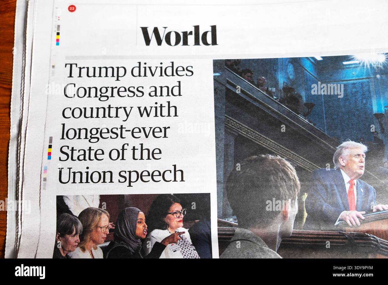 Presidente "Trump divide il Congresso e il paese con il discorso sullo stato dell'Unione più lungo di sempre (USA)" titolo del quotidiano Guardian febbraio 2026 Londra Regno Unito Foto Stock