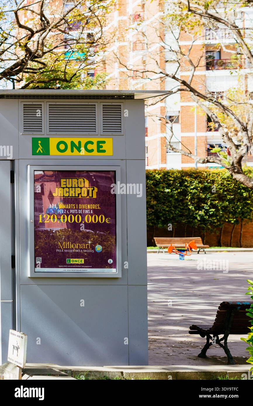 Barcellona, España - Abril 10, 2022. UNA VOLTA venditore della lotteria è un'organizzazione nazionale spagnola per i ciechi. Foto Stock