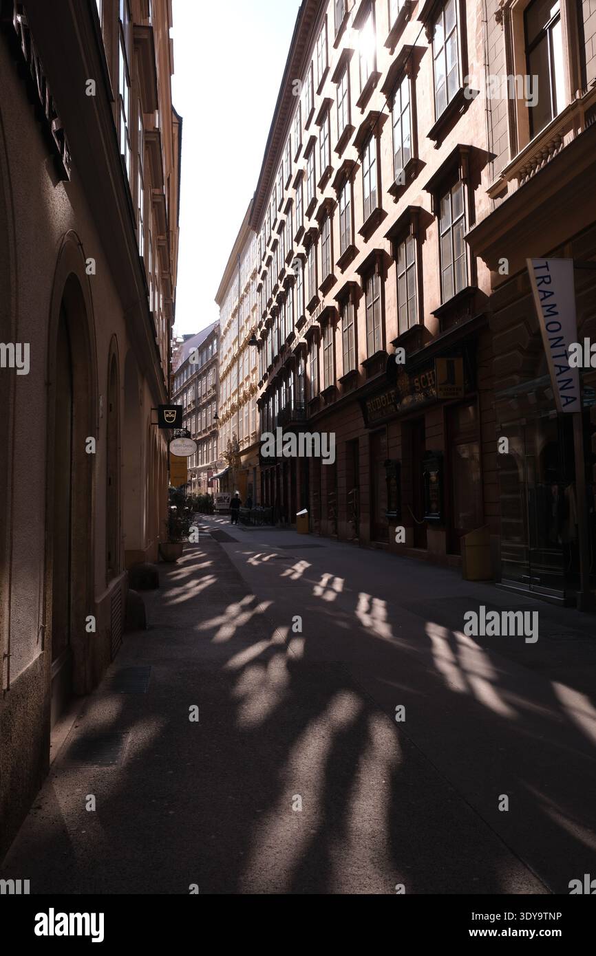 Schenkenstraße, una strada stretta di Vienna con la luce del sole che getta ombre sul marciapiede, Vienna Austria Foto Stock