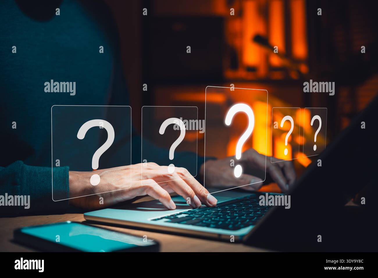 Informazioni sull'assistenza clienti online e sulle domande frequenti. Primo piano di un uomo d'affari che digita le mani sulla tastiera del notebook con un punto interrogativo virtuale in un ufficio buio Foto Stock