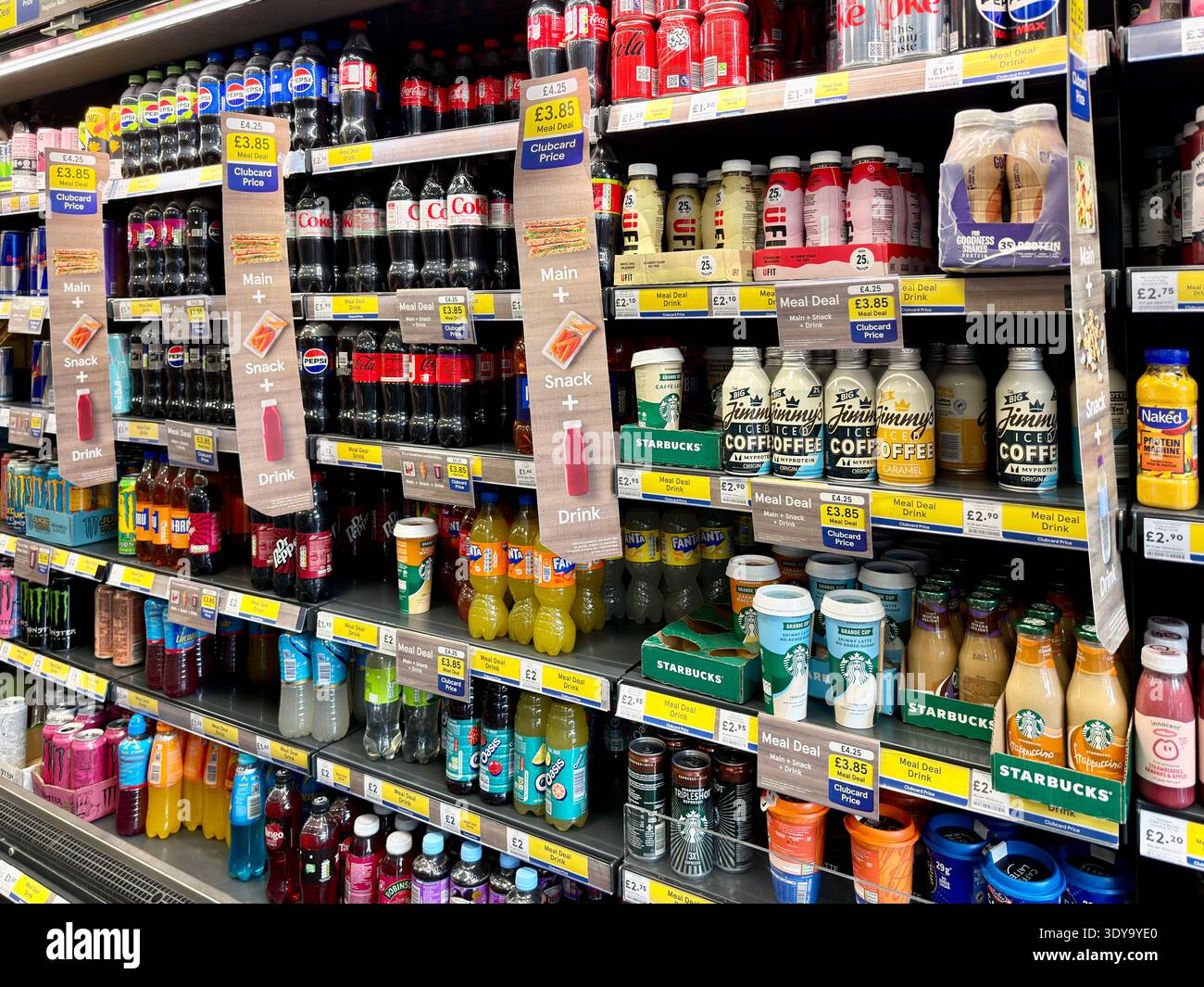 Bevande da asporto ghiacciate in una sezione Tesco supermarket Dining Deal che include cola, bevande alla frutta e caffè ghiacciato in un negozio di alimentari del Regno Unito. Foto Stock