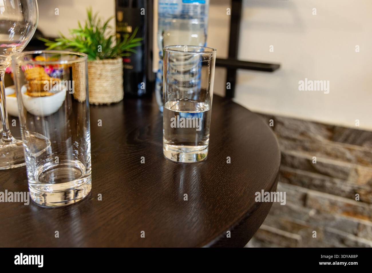 Bicchieri d'acqua trasparenti tavolo in legno scuro Foto Stock