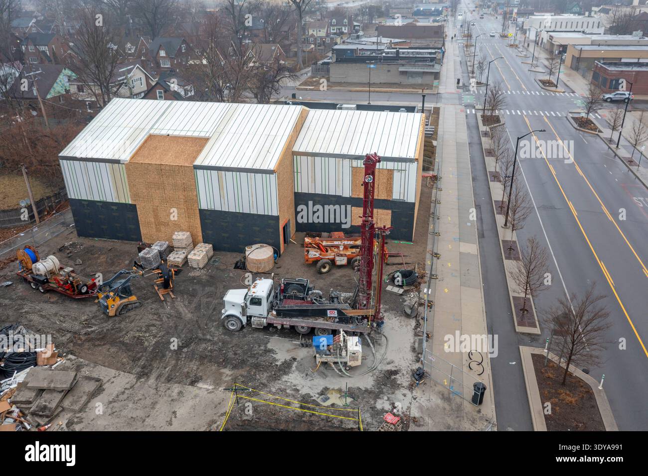 Detroit, Michigan - i lavoratori della Crabtree Drilling perforano una serie di pozzi profondi 500 piedi per un sistema geotermico. Il sistema riscalda e raffredda una nuova c Foto Stock