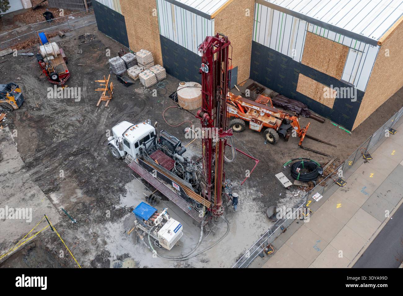 Detroit, Michigan - i lavoratori della Crabtree Drilling perforano una serie di pozzi profondi 500 piedi per un sistema geotermico. Il sistema riscalda e raffredda una nuova c Foto Stock