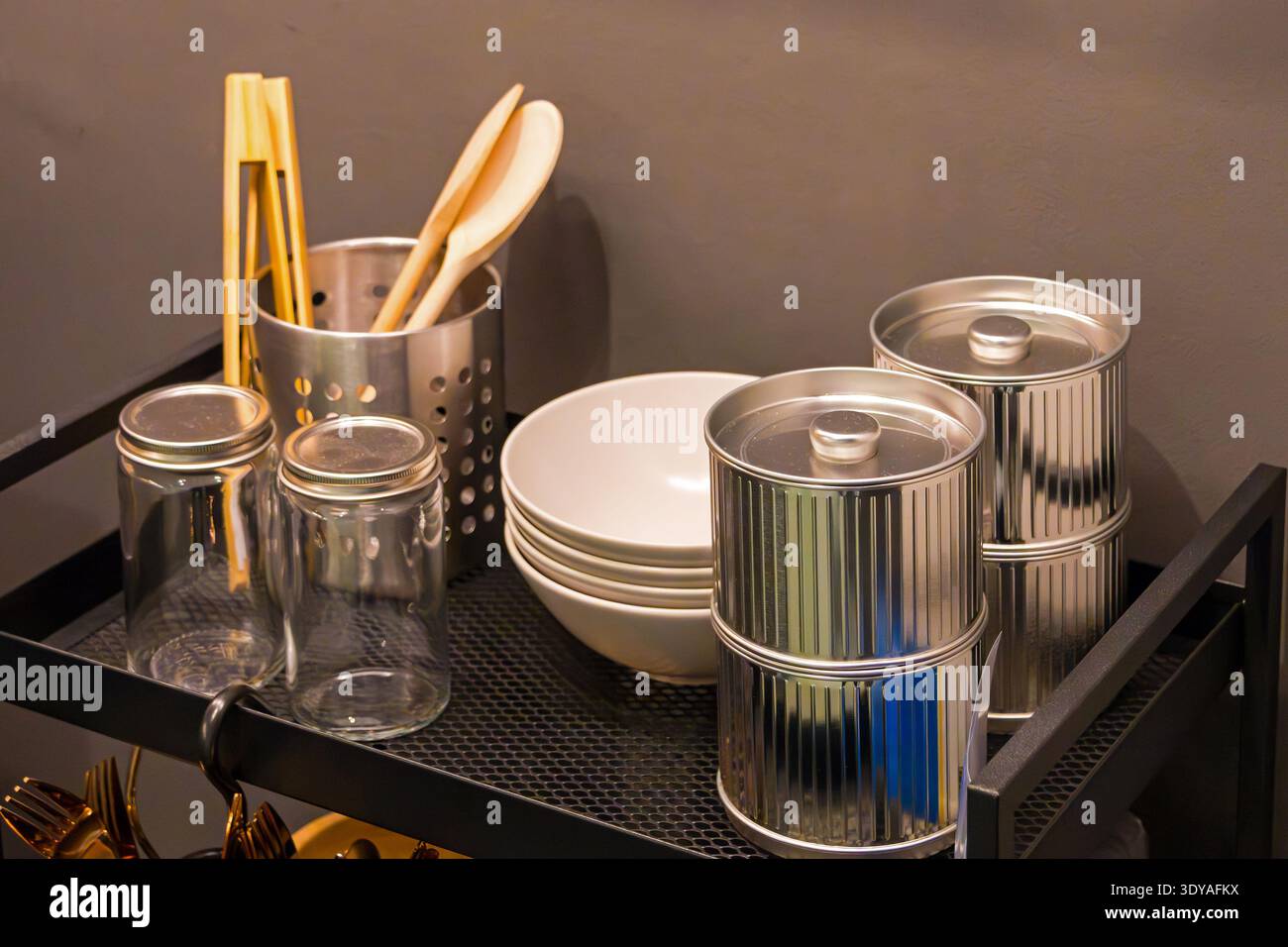 Vassoio con utensili per la consegna di alimenti contenitori all'interno della stanza Foto Stock