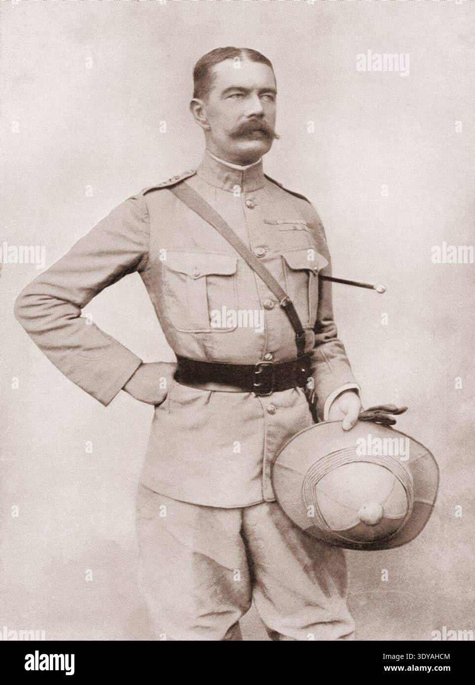 Un ritratto vintage del feldmaresciallo Horatio Herbert Kitchener, un alto ufficiale dell'esercito britannico e amministratore coloniale. Questa illustrazione storica tratta dalla History of England di Cassell (c. 1900) lo raffigura in uniforme militare completa e casco da pith. Foto Stock