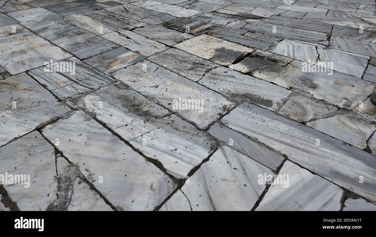 Pavimenti piastrellati in marmo in antica struttura durante il giorno Foto Stock