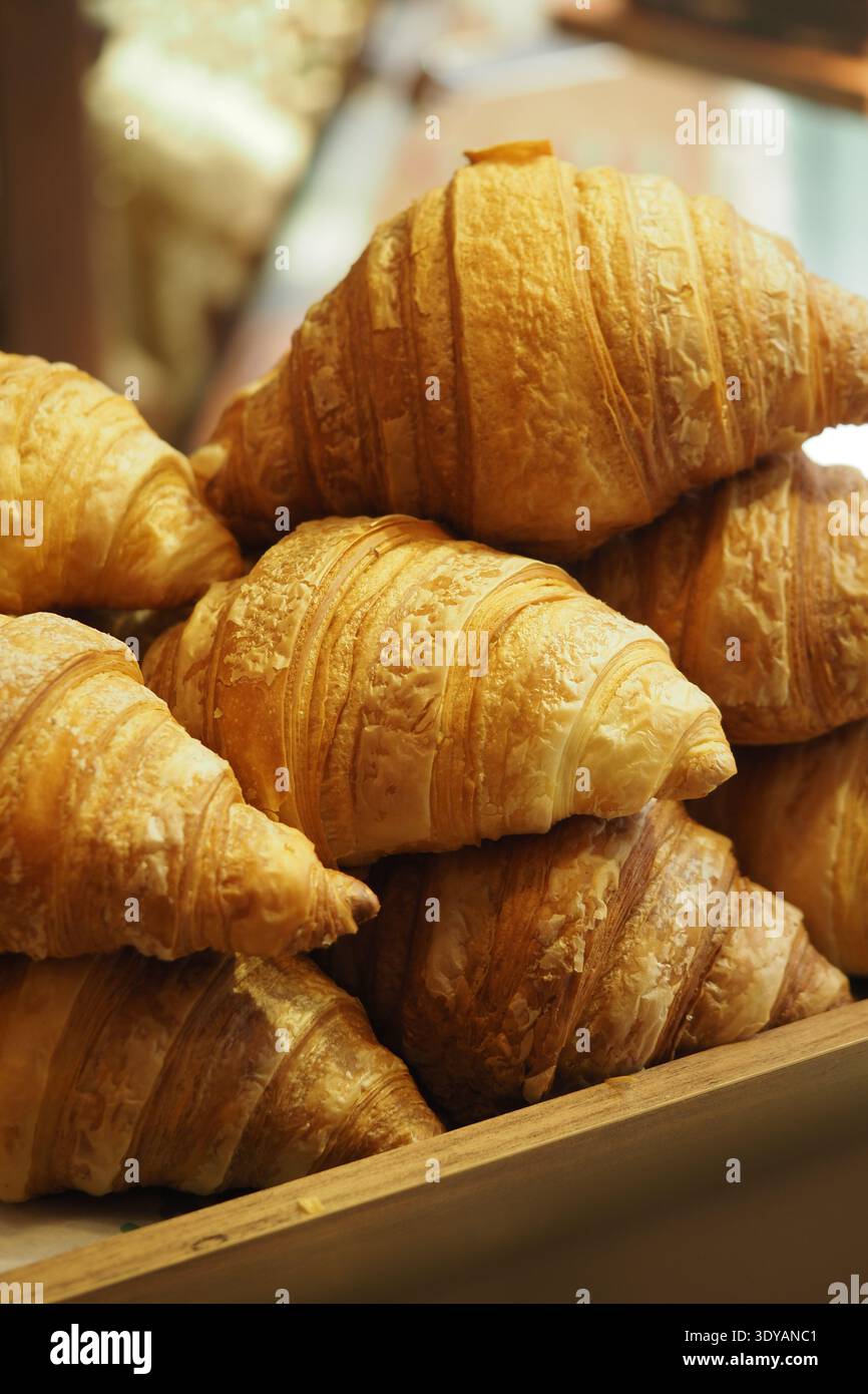 Croissant appena sfornati in una vetrina presso una panetteria Foto Stock