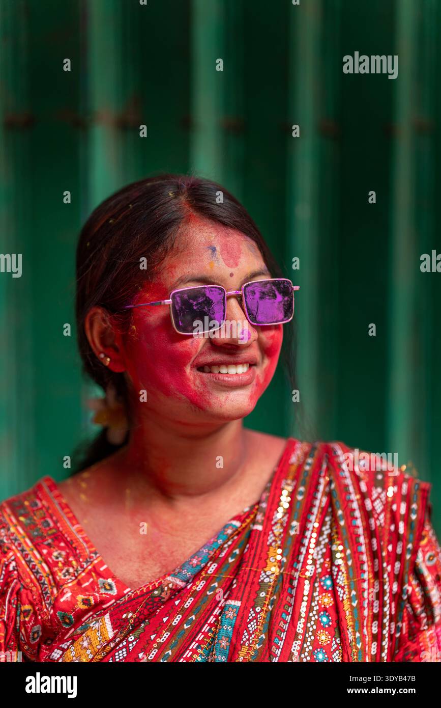 Giovane donna gioiosa che celebra il festival Holi con polvere colorata. Holi in Bangladesh è una bella miscela di devozione spirituale e armonia culturale Foto Stock